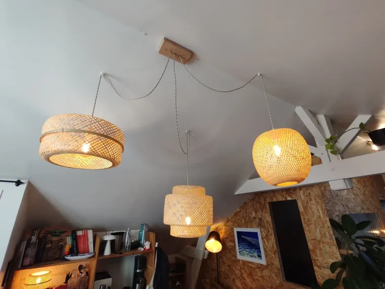 Pose de luminaires en triptiques suspendus au plafond, Angoulême, Pierre Brico