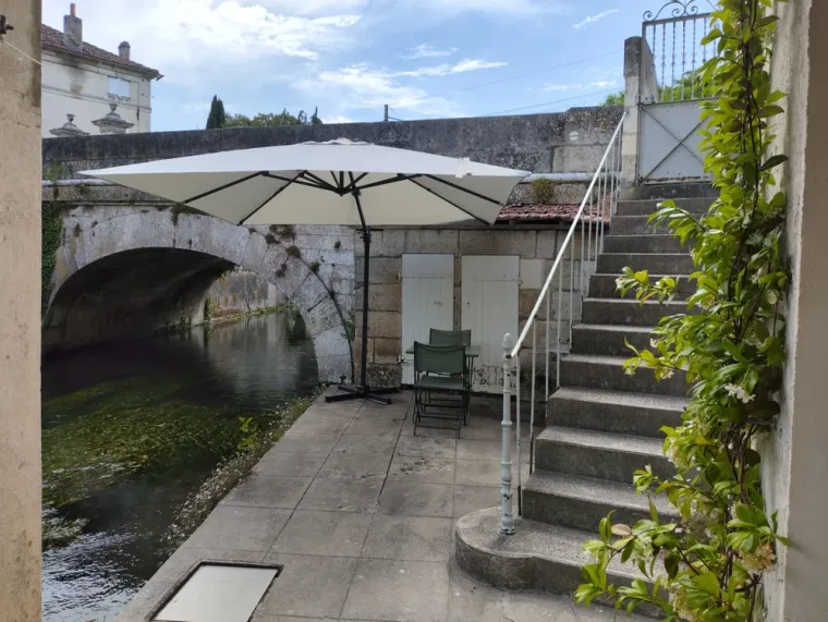 Installation d'un parasol à pieds déportés sur une terrasse en béton, Angoulême, Pierre Brico