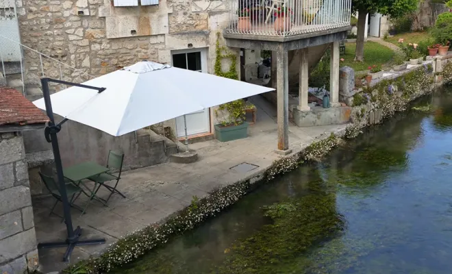 Installation d'un parasol à pieds déportés sur une terrasse en béton, Angoulême, Pierre Brico