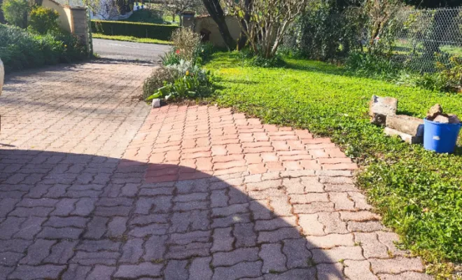 Reprise et modification d'une allée en pavés, Angoulême, Pierre Brico